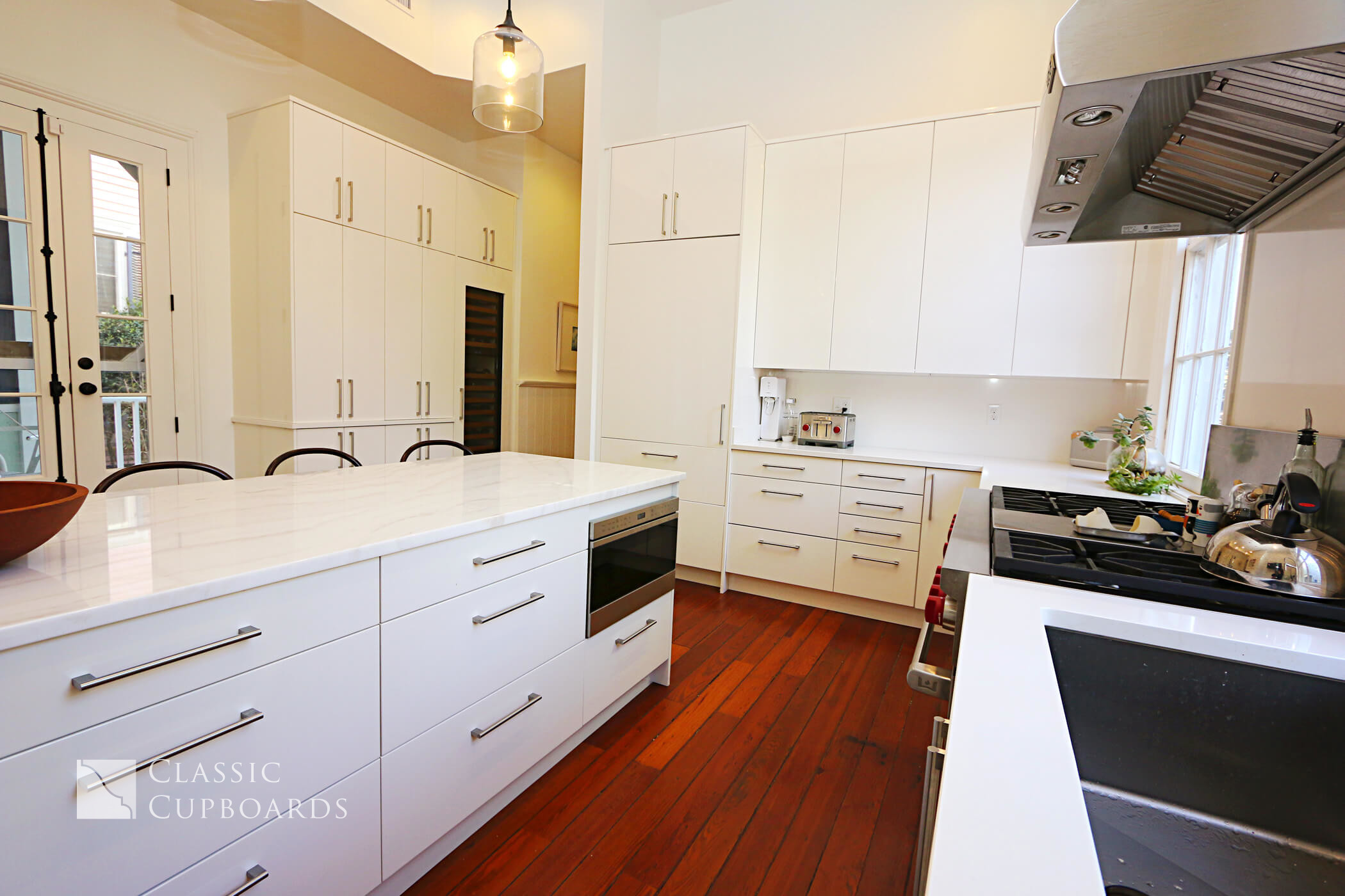 white contemporary kitchen cabinets
