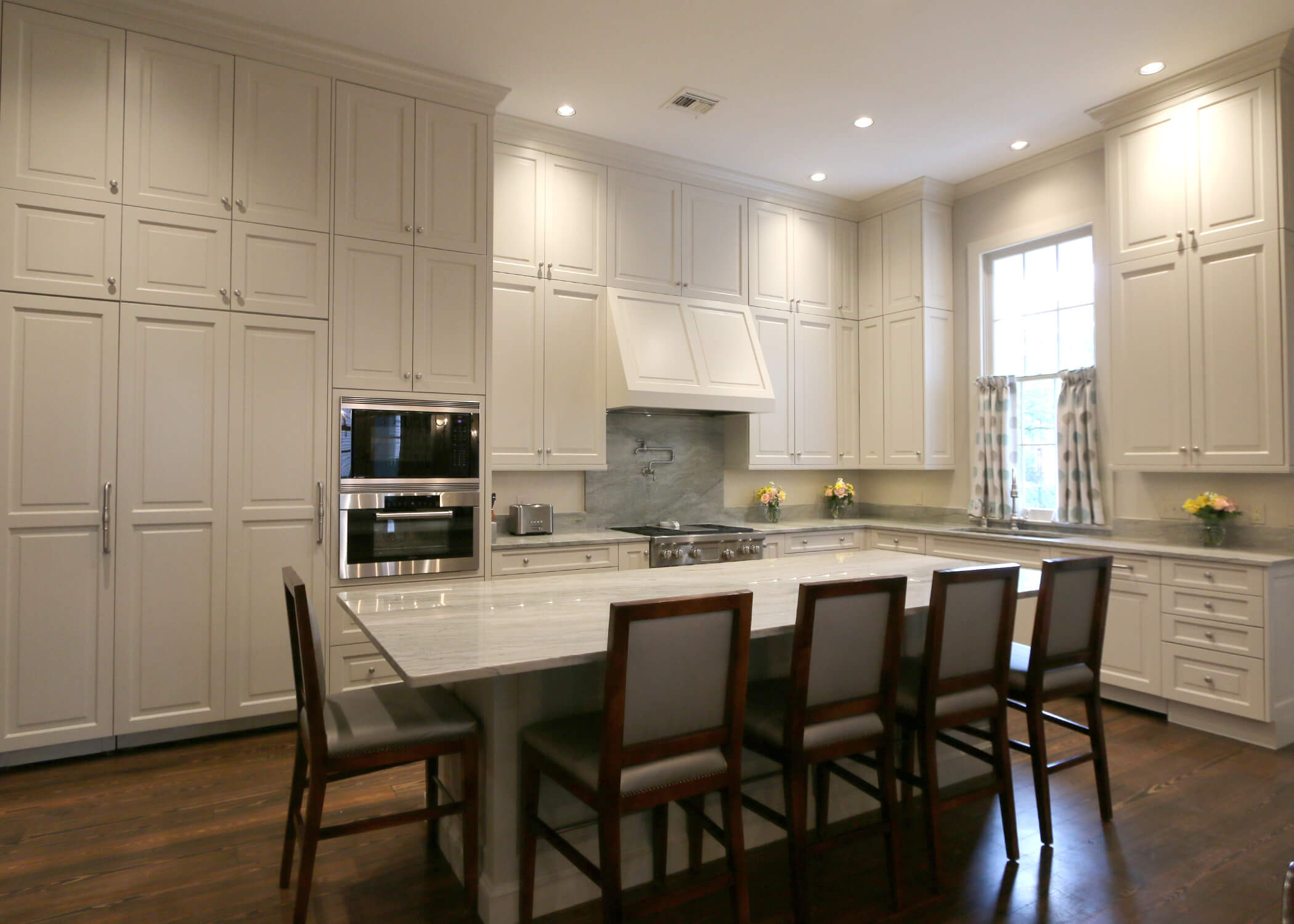 Traditional style Kitchen with white cabinets