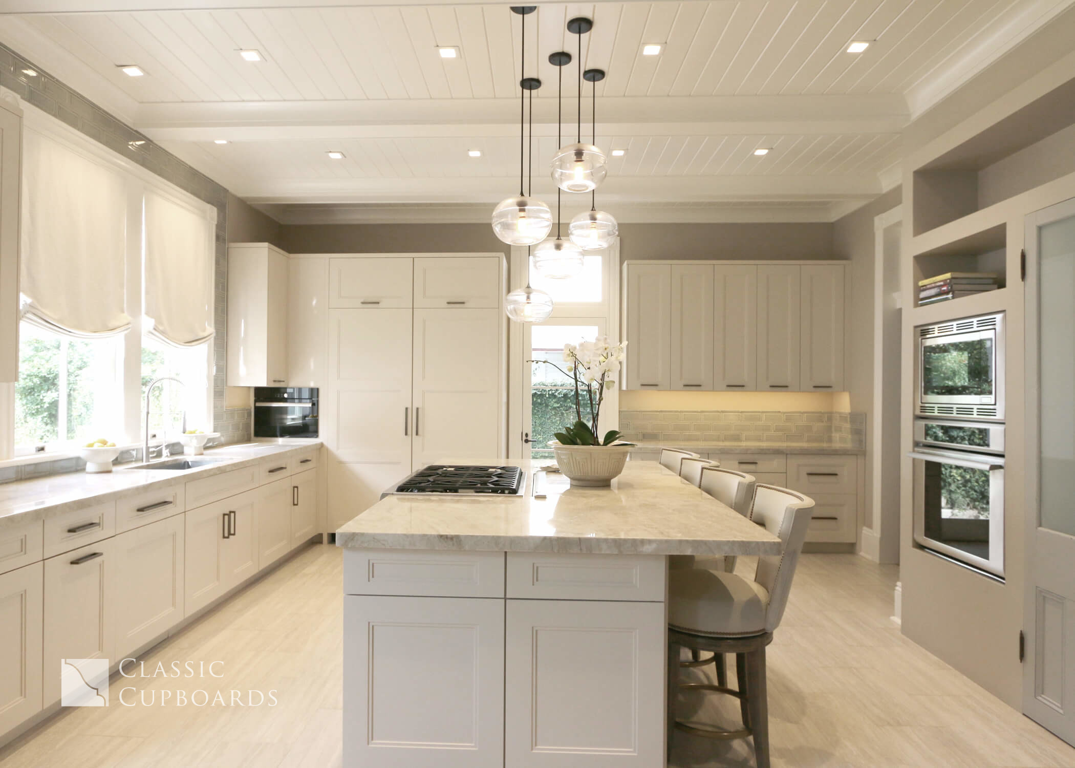 Transitional Kitchen design with neutral colors